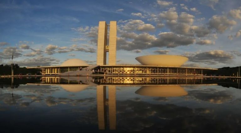 Congresso age para aumentar salários dos parlamentares