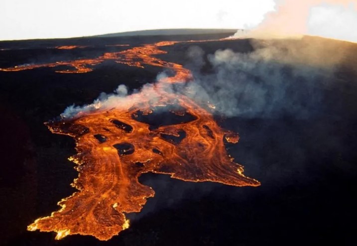 Maior vulcão do mundo entra em erupção no Havaí pela primeira vez em 40 anos