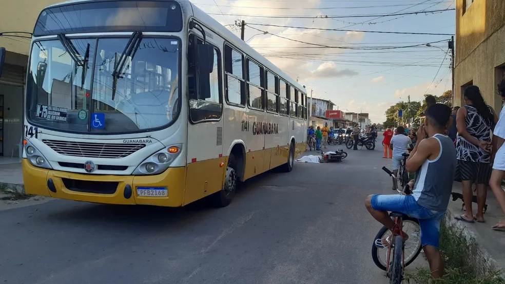 Motociclista morre após bater e ser atropelado por ônibus na Zona Norte de Natal