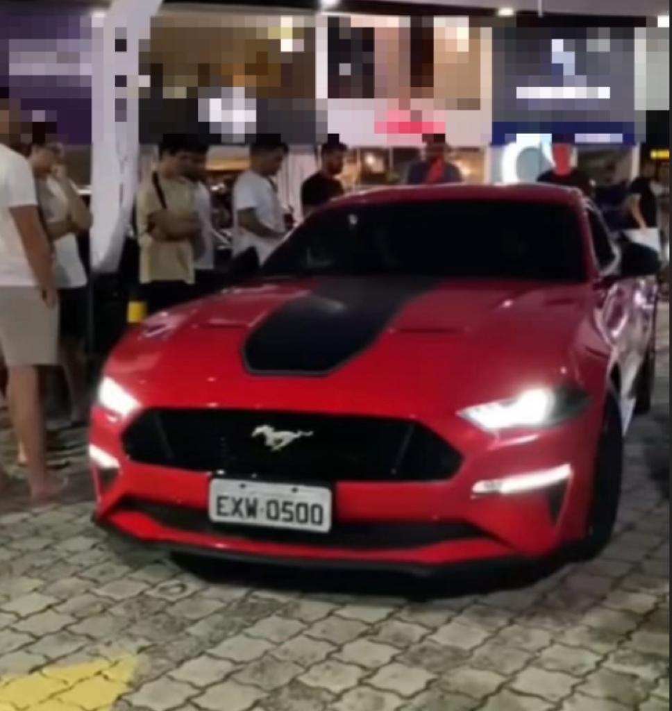 Carro invade canteiro central na Av. Roberto Freire após realizar manobra