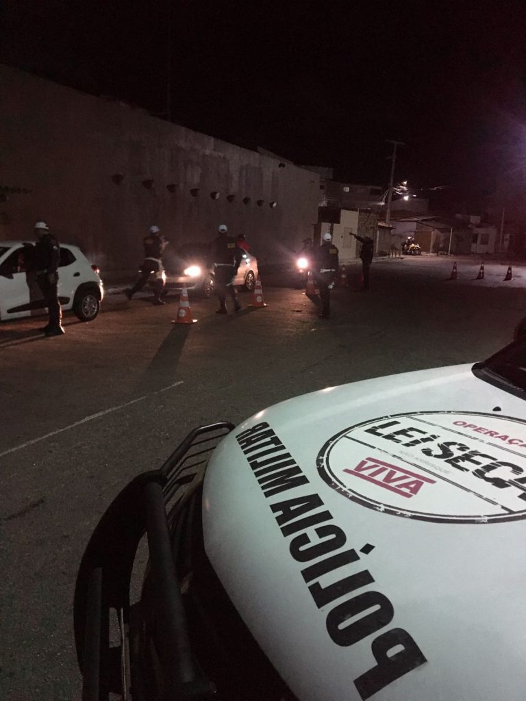 PMs são atropelados por criminosos durante blitz na Via Costeira