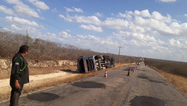 Caminhão-tanque carregado de etanol tomba na RN-401 e deixa motorista ferido