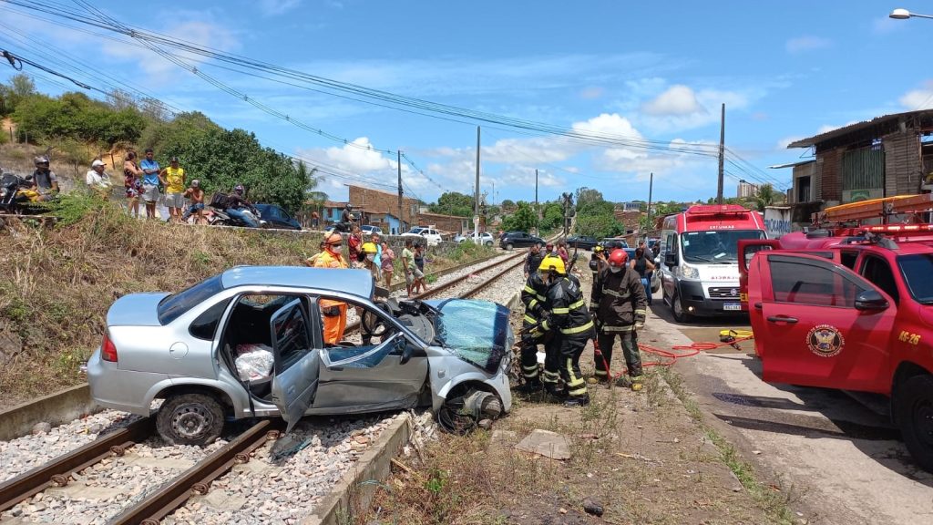 Colisão entre carro e trem deixa motorista ferido em Cidade Nova