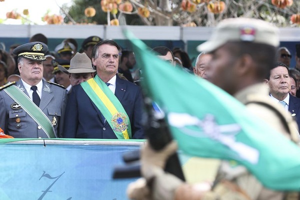 Em evento com militares, Bolsonaro diz que ‘Brasil confia nas Forças Armadas’