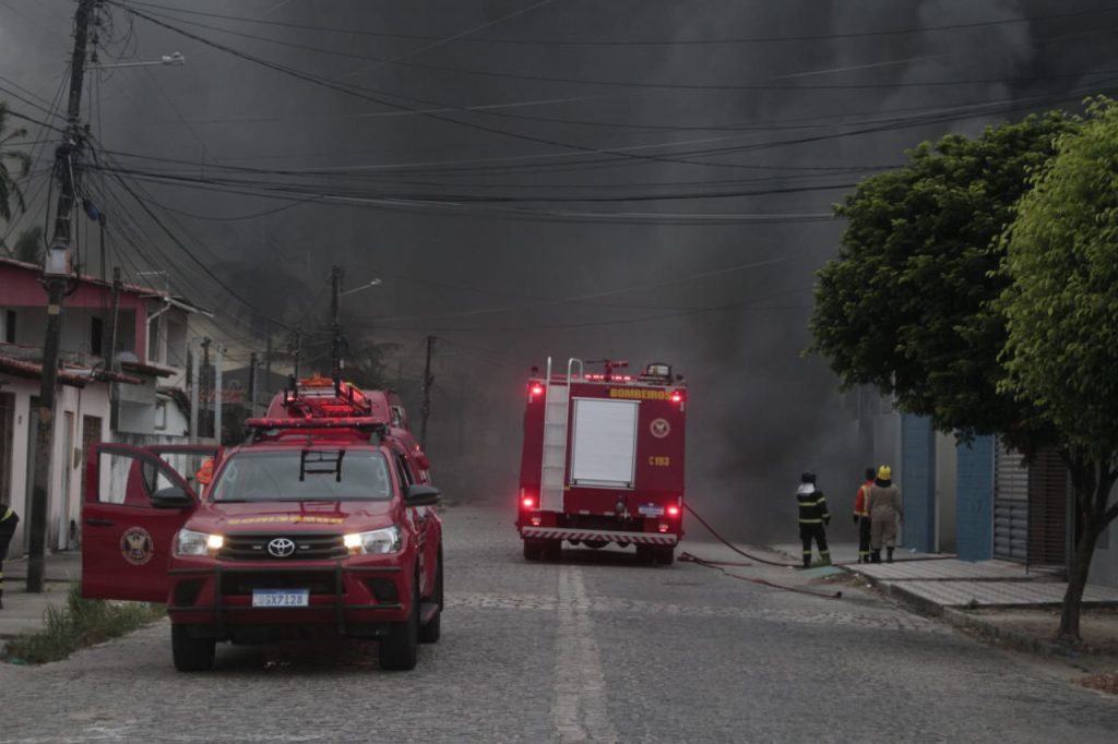 Galpão que pegou fogo em Parnamirim não tinha alvará dos bombeiros