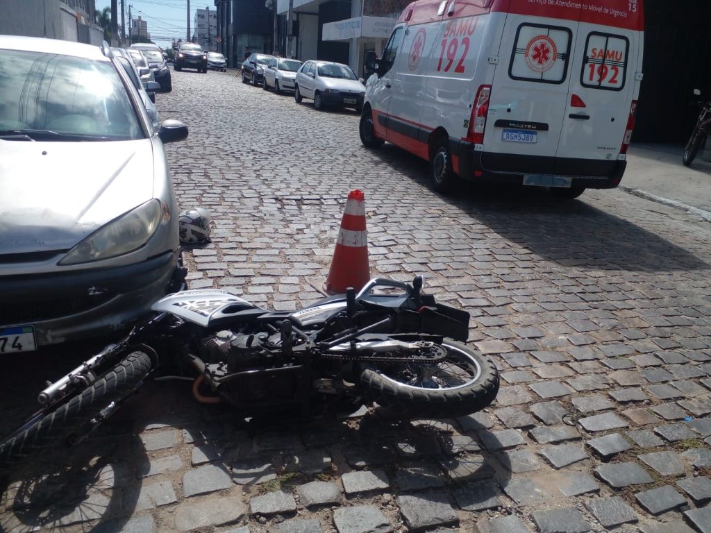 Colisão entre motociclista de aplicativo e carro deixa jovem ferida