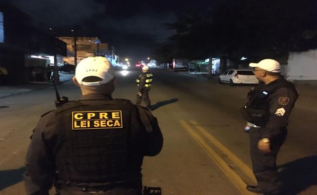 Mulher abandona o carro, corre e se esconde em banheiro de bar para fugir da Lei Seca em Lagoa Nova