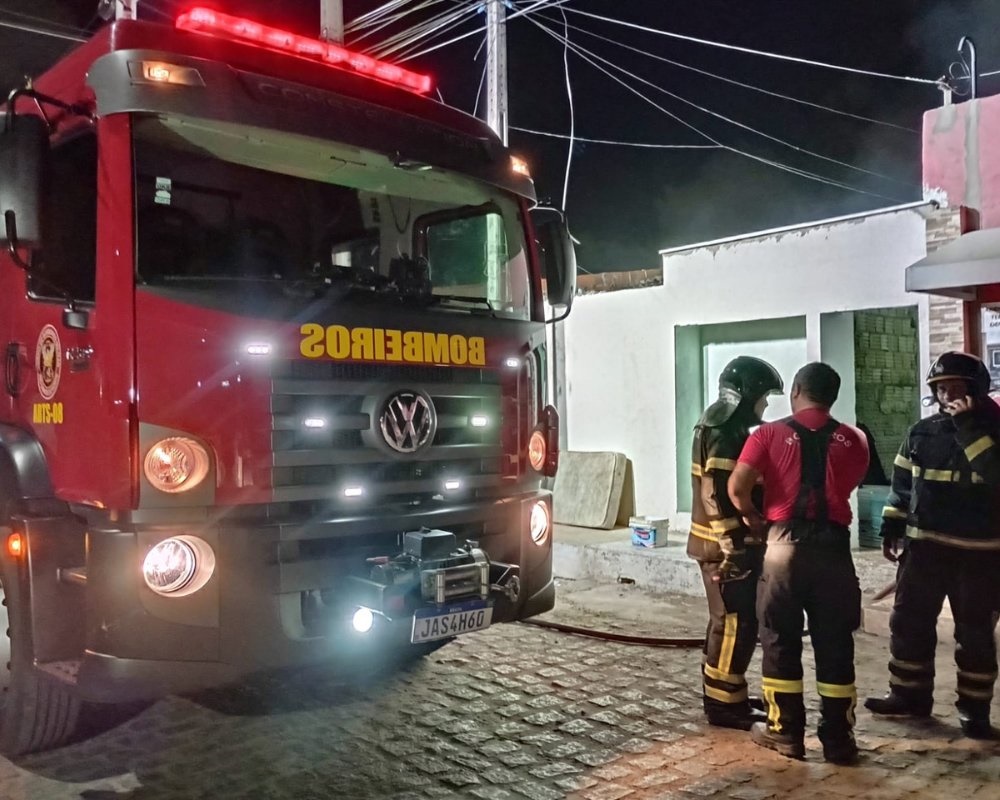 Criminosos invadem residência, levam morador e e em seguida ateiam fogo na casa