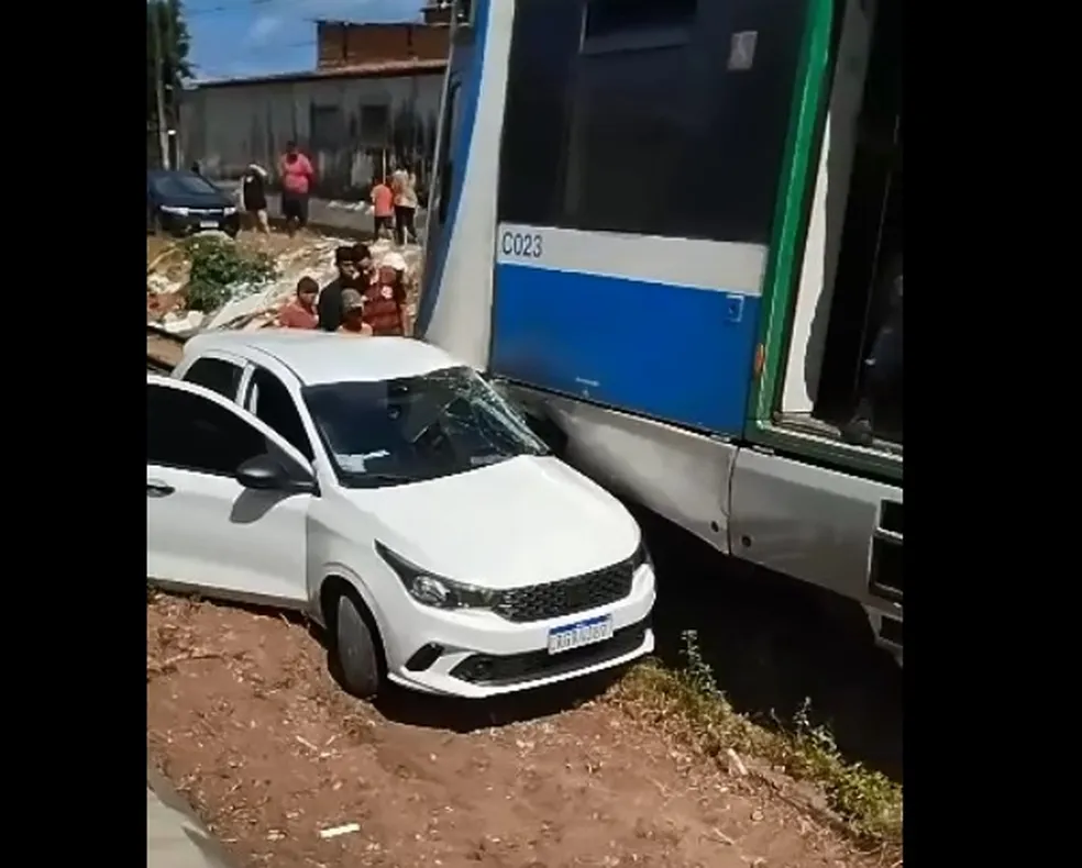 Trem atinge e arrasta carro por cerca de 100 metros em cruzamento na Zona Oeste de Natal