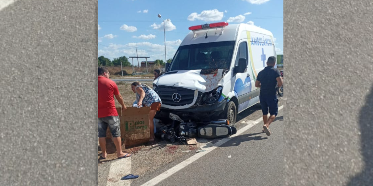 Acidente envolvendo ambulância deixa duas pessoas feridas em Apodi