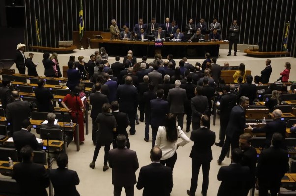 Câmara aprova aumento de salário de presidente, vice, ministros, deputados e senadores