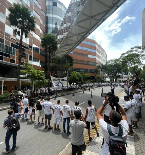 Torcida do Santos se reúne em hospital e reza pela saúde de Pelé