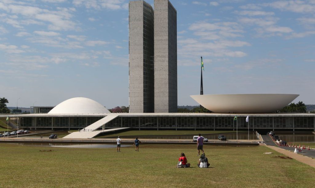 Congresso promulga reajustes para parlamentares, ministros e presidente