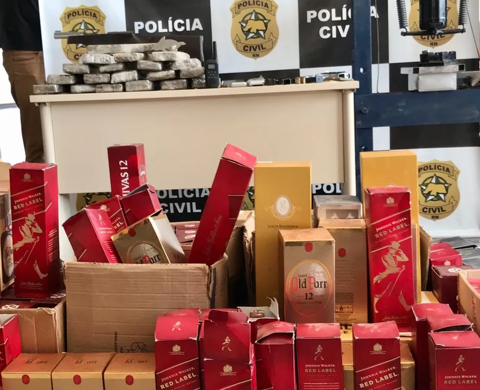 Polícia prende dois suspeitos com 20 quilos de maconha, cocaína e 500 garrafas de uísque irregulares em Natal