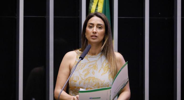 Após ser vista abraçando Lula na posse, ex-ministra de Bolsonaro deixa o PL