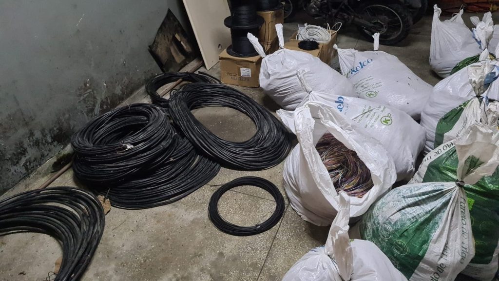 Apreensão de mais de uma tonelada em fios de cobre e fibra ótica/ prisões em flagrante