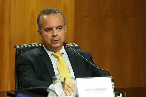 Rogério critica revogaço e compara estatais com Bolsonaro e Lula