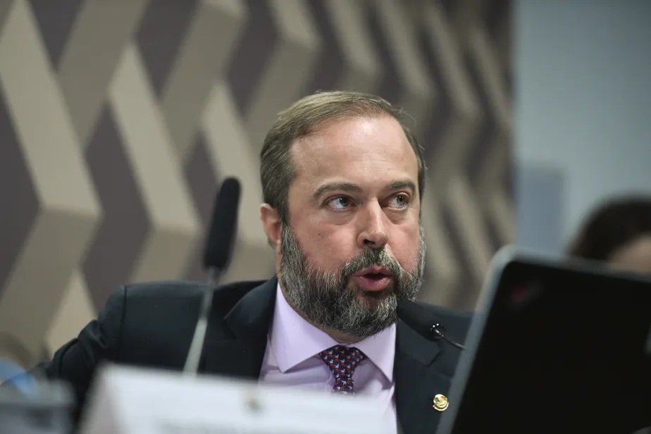 Ministro de Minas e Energia indica mudança para combustíveis