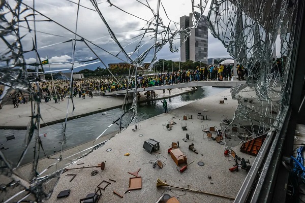 Peritos usam drones, postagens e vestígios de DNA para identificar manifestantes em atos de vandalismo