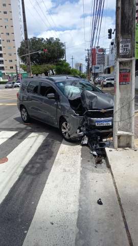 Motorista passa mal e bate carro em poste em cruzamento do Centro de Natal