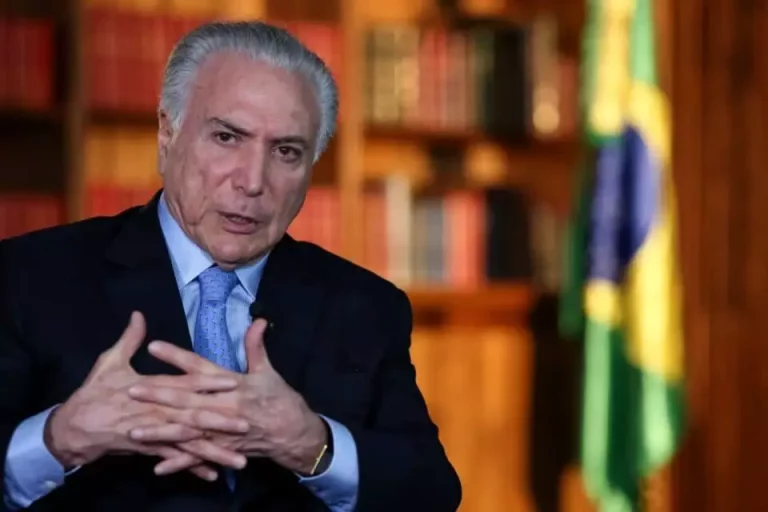 Temer diz que Lula mantém “os pés no palanque e os olhos no retrovisor”