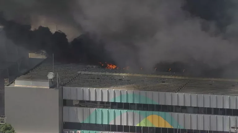 Incêndio atinge galpão no terminal de cargas do aeroporto Galeão, no Rio