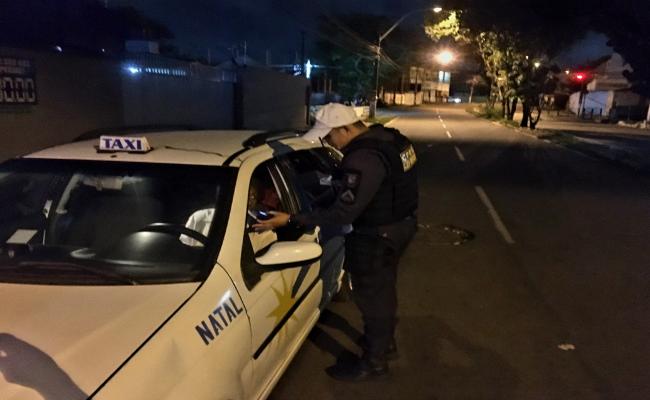 Taxista é autuado na Lei Seca em plena atividade de trabalho em Natal