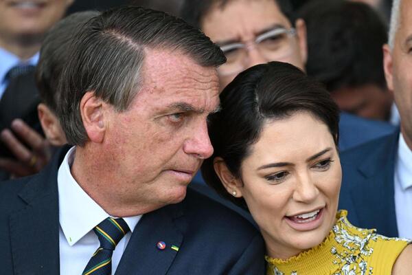 Michelle diz que Bolsonaro está ‘descansando’ ao ser questionada sobre retorno de ex-presidente