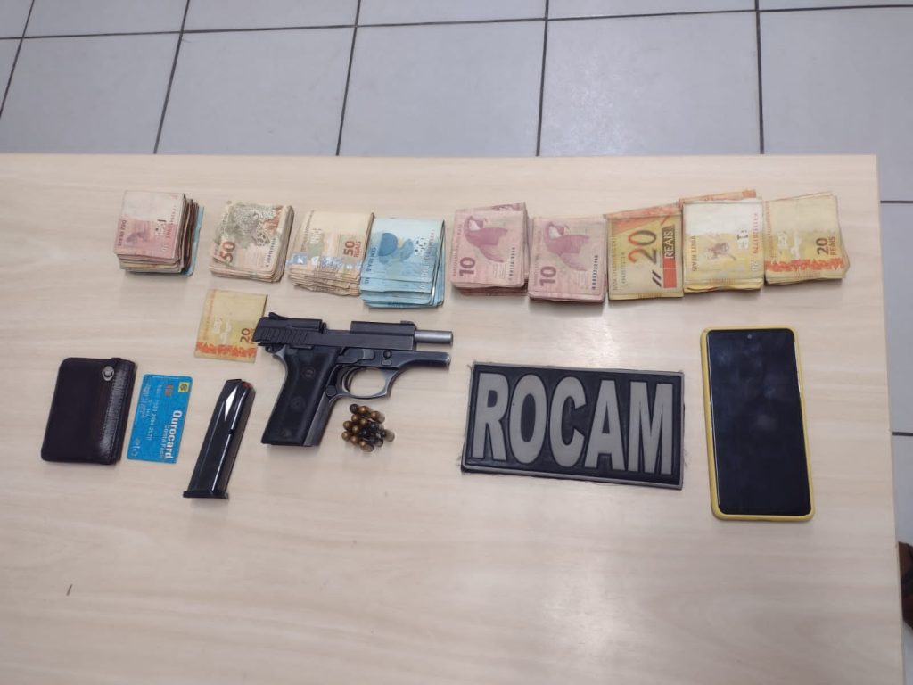 Homem é preso com arma e R$ 9 mil em casa na Vila de Ponta Negra