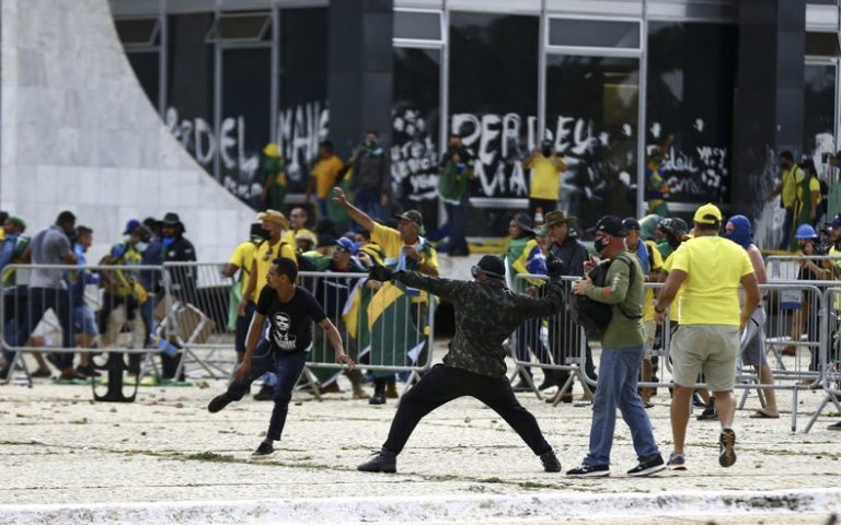 Justiça bloqueia carros de luxo e ônibus de suspeitos de financiar atos anti democráticos em Brasília