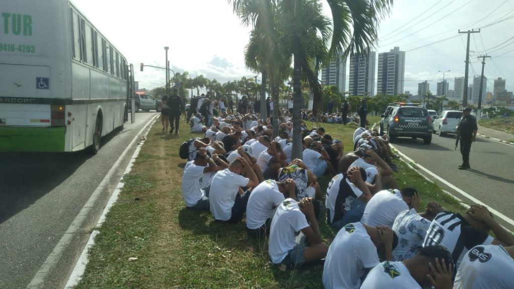 Bombas de estilhaços, isqueiros e rojões são apreendidos com torcida organizada em Natal