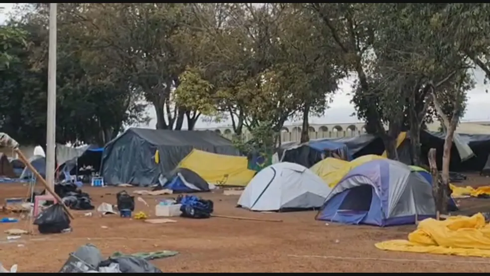 PM começa a desmontar acampamento em frente ao QG em Brasília