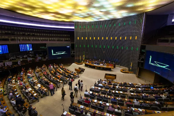 Os deputados que ganham e perdem cargos no governo Lula