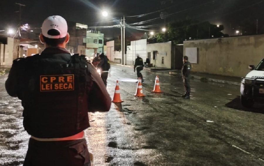 Foragido da justiça é preso com arma durante Operação da Lei Seca em Natal