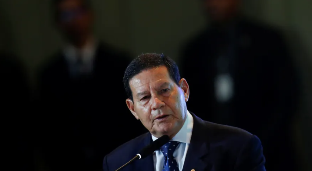 Lula quer “alimentar crise” com Exército, diz Mourão