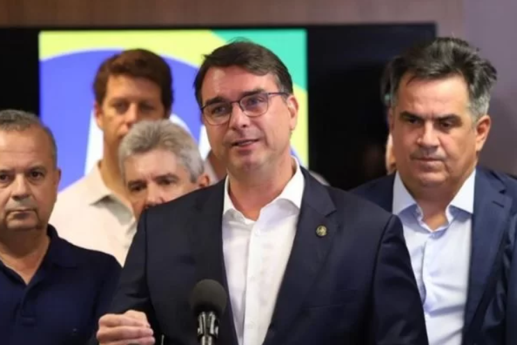 Flávio sobre Bolsonaro voltar ao Brasil: “Pode ser amanhã, daqui seis meses, nunca”