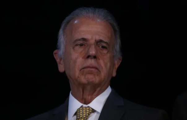 ‘Fazíamos reuniões, mas não tinha mais clima’, diz ministro da Defesa sobre demissão de comandante do Exército