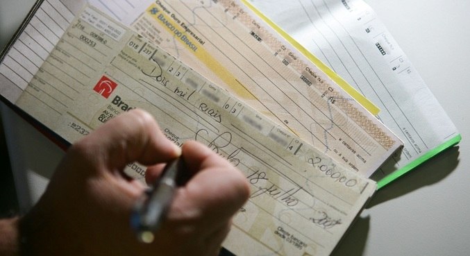 Cheque resiste às novas tecnologias e movimenta mais de R$ 600 bilhões em 2022