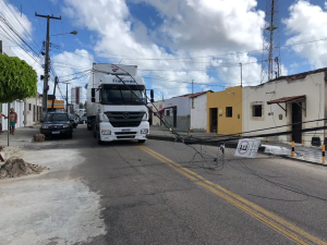 Caminhão arrasta fios e derruba poste na Zona Leste de Natal