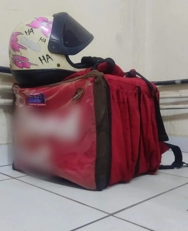 Motociclista com bolsa de entregador de lanches por aplicativo é flagrado com droga e preso por tráfico em Natal