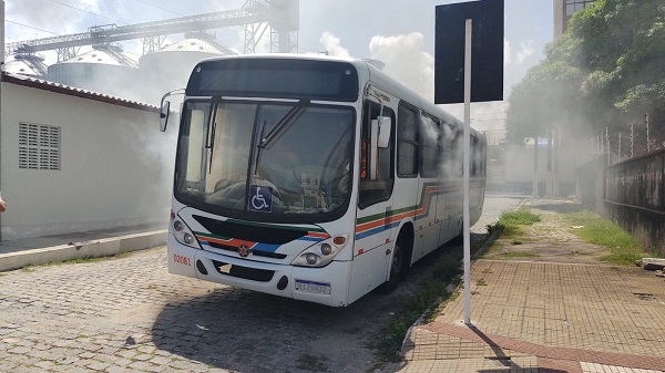 Criminosos colocam fogo em dois ônibus na zona Leste de Natal