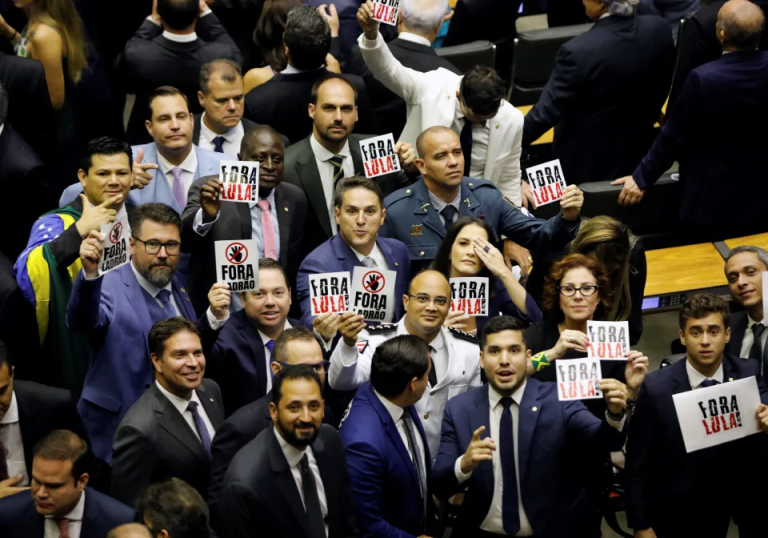 Bolsonaristas tramam rebelião contra comando no PL