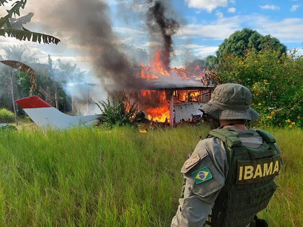 Operação destrói avião, trator e apreende combustível de garimpeiros em operação no território Yanomami