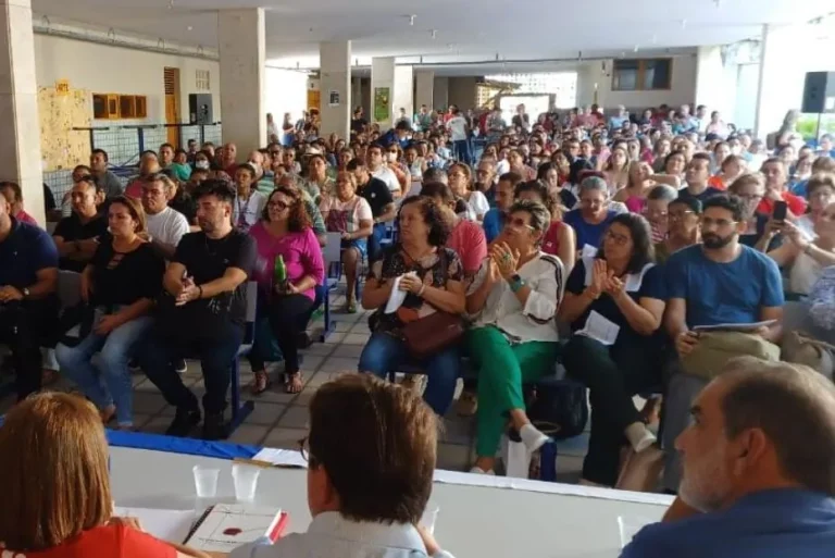 Professores da rede estadual de ensino aprovam indicativo de greve para sexta-feira (3)