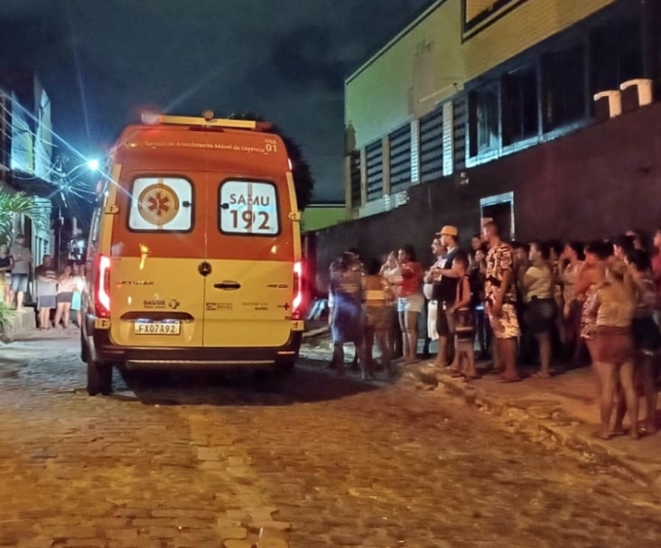 Jovem de 21 anos é alvo de atentado enquanto caminhava na zona Oeste de Natal