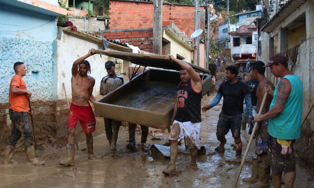 Sobe para 44 o número de mortes pelas chuvas de São Paulo; 49 pessoas seguem desaparecidas