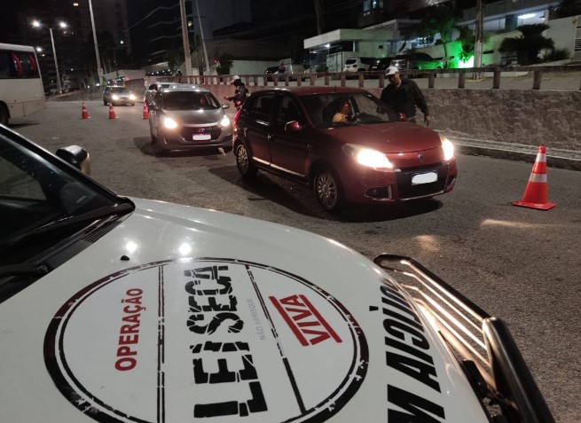 Lei Seca prende idoso de 76 anos por embriaguez ao volante em Natal; Outro homem foi preso com pistola, munições e maconha