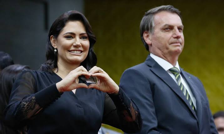 “Acho que ele não deve voltar agora”, diz Michelle, sobre Bolsonaro