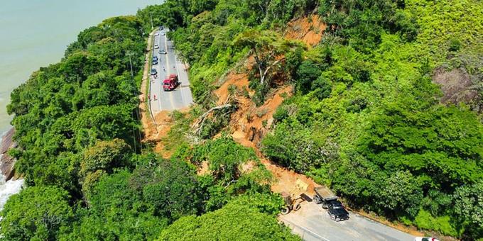 Caminhonetes com doações às vítimas do deslizamento no Litoral Norte de SP são saqueadas, diz Tarcísio