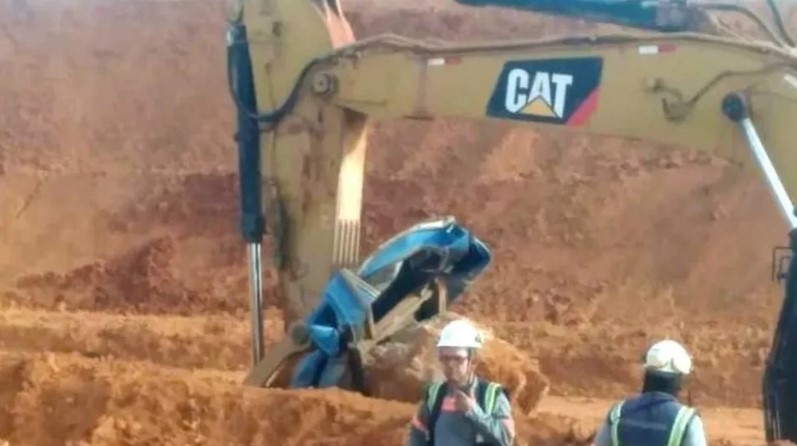 Operador descobre demissão e mata colega usando retroescavadeira; vítima estava em banheiro químico